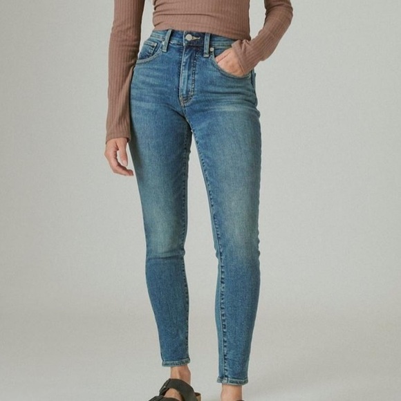Lucky Brand Denim - SALE💙HP💙 NWT Lucky Brand Bridgette Jeans